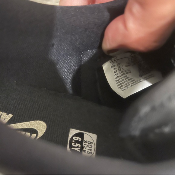 Jordan 1 Retro Low OG Size 6.5Y - Picture 4 of 10